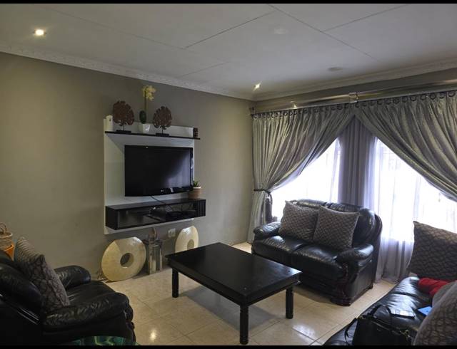 3 BEDROOM HOUSE FOR SALE IN FLORA PARK